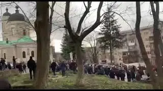 Хмельницький. Люди збираються. Це той собор де побили представники УПЦМП військового ЗСУ
