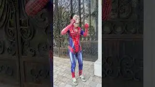 The spider girl's bizarre mask and sexy dance | 