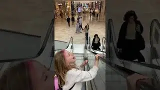 Giorgia fa scherzo a Salvo sulle scale mobili! 