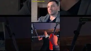 Мастер спорта играет в симулятор качалки