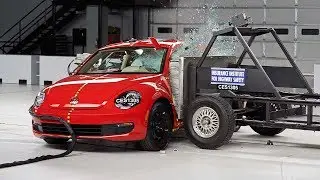 2013 Volkswagen Beetle side IIHS crash test