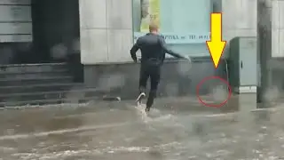 Мужчина выбежал из машины в жуткий ливень , посмотрите зачем он это сделал