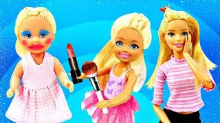 Evi y Chelsea se maquillan con los cosméticos de Barbie. Vídeos de muñecas para niñas