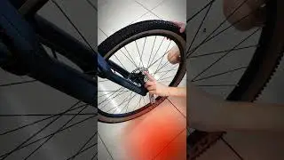 Как быстро и удобно открутить ось #велосипедист #велосипед #лайфхак #мультитул #велосервис #ось
