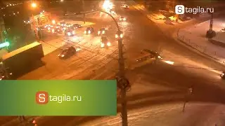 Пассажирская ГАЗель проехала на желтый и врезалась в легковушку