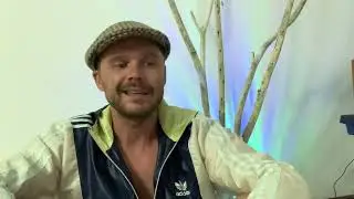 Человек повернул в другую сторону. Но его тоже достанут