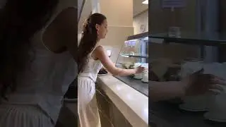 АРИАНА ХОТЕЛА ПОКОРМИТЬ КОТИКОВ...