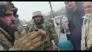 Как на самом деле солдаты РФ 🇷🇺 относятся к мирным жителям на Украине