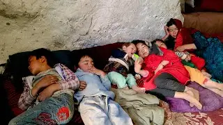 10 Years in a cave: Family meal in a cave | Village life Afghanistan