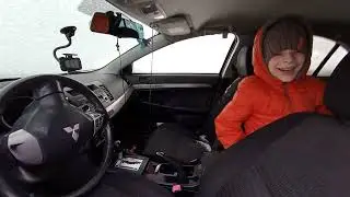 Сочи. Замерз 🔒 авто. Сын пытается пролезть в маленькую щелку. Пробуем открыть. на улице Мороз! ❄⛄🏂