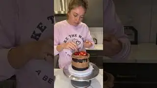 Stacking & filling a chocolate strawberry cake 🍓