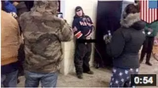 Un fan des Rangers de NY urine devant tout le monde