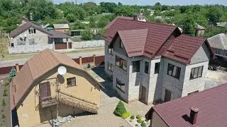 Строил дом для своей семьи .