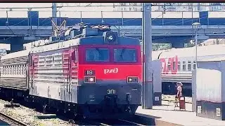 Электровоз ЭП1 119 с поездом №256/255 Кисловодск Екатеринбург отправляется со станции Волгоград-1