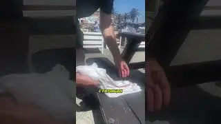 Официант спас собаку от жары!