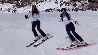 Горнолыжницы пьют чай и спускаются с горы