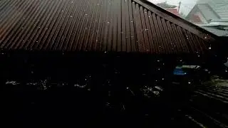 Сильный дождь в окне со звуками грома для сна, учебы и медитации