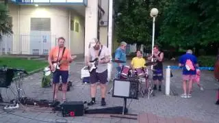 Уличные музыканты в Туапсе. Обучение ударника.
