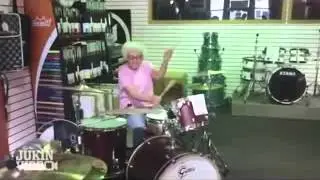 Бабуля отжигает на барабанах