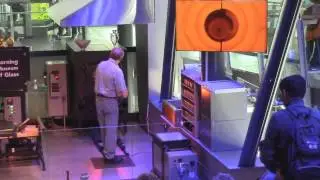 Процесс работы стеклодува.