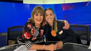 Mariana Rodríguez, candidata a la alcaldía de Monterrey por MC, platica con María Julia