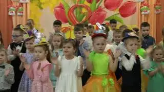 Утренник 8 марта Ходит моя бабушка в фартуке цветном