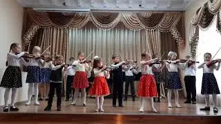 1468. Ансамбль скрипачей “Весёлые нотки”/М. Красев “Падают листья”