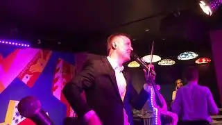 Алексей Алексеев Скрипач в Шагале  на творческом вечере у Александра Шато--для Вас играл на скрипке)