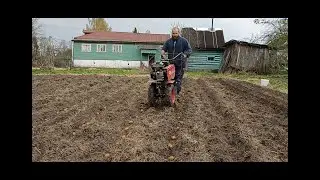 Сажаю картошку используя мотоблок Ока.