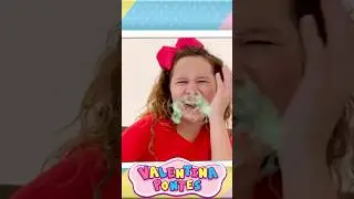 Valentina encimando a importância de escovar os dentes 🦷