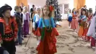 ДЕТКИ ЧИТАЮТ СТИХИ И ТАНЦУЮТ