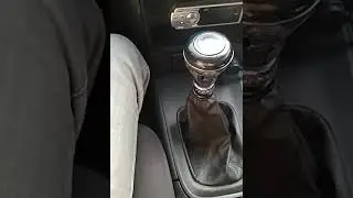 При движении на 1-2 передаче дергается , клюет ручка передач.