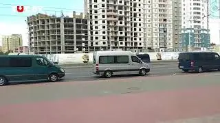 Минск. На Грушевке к собравшимся людям подъехали микроавтобусы