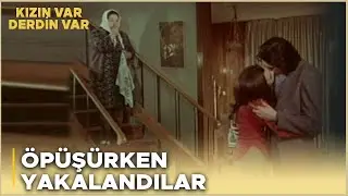 Kızın Var Mı Derdin Var Türk Filmi | Suna ile Ercan Öpüşürken Yakalanıyor