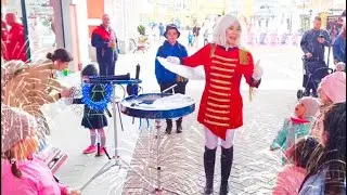 Лайк Настя играет в мыльные пузыри