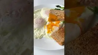 👩🏻‍🍳Have you ever made 🥚 Over Medium #Eggs ⁉️ #MUSTTRY #breakfast #eggrecipe #cookingshorts