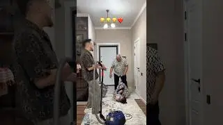 Когда дети мешают уборке 🧹😂❤️