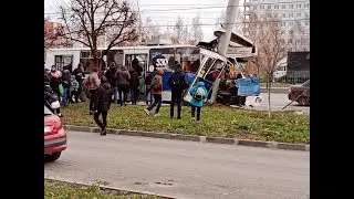 Троллейбус на высокой скорости врезался в столб в Чебоксарах