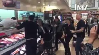 Metallica спели с продавцом продуктового магазина