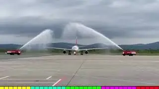Особый авиарейс из Санкт-Петербурга встретили во Владивостоке водной аркой