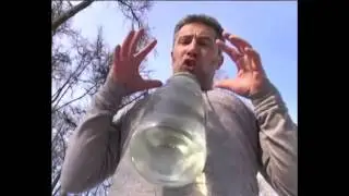Заряжает воду
