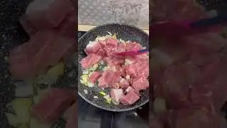 Это мясо просто тает во рту! Очень вкусный и простой рецепт мяса! #shorts #shortsvideo #мясо
