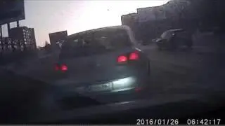 г Сургут  ул  Мира  колейность на дороге девушка пошла на обгон