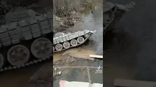 Русские утопили танк)