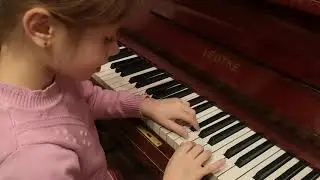 Загребина Аделия (6 лет) играет песенки в любой тональности. Серенькая кошечка