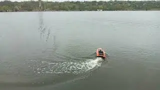 испытание кораблика атом на водоеме