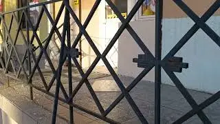 Льдом с крыши пробило козырек у аптеки в Челябинске