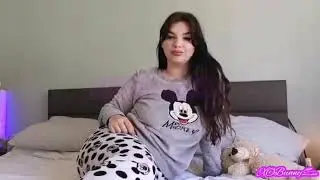 Girl farting in bed ⭐