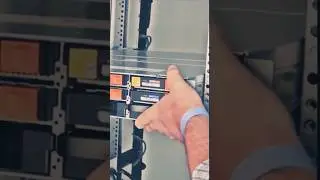 How to Mount a Server on a Rack 👉🔌🧑‍🔧 in 20 Seconds #shorts #ServerMounting #datacenter