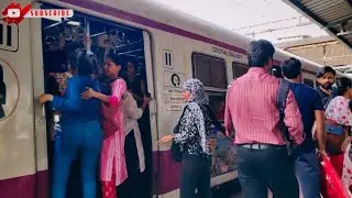 Mumbai local train crowd time me ladies logo ne jhagda kiya aur train chalne ke Baad mara mari hui.